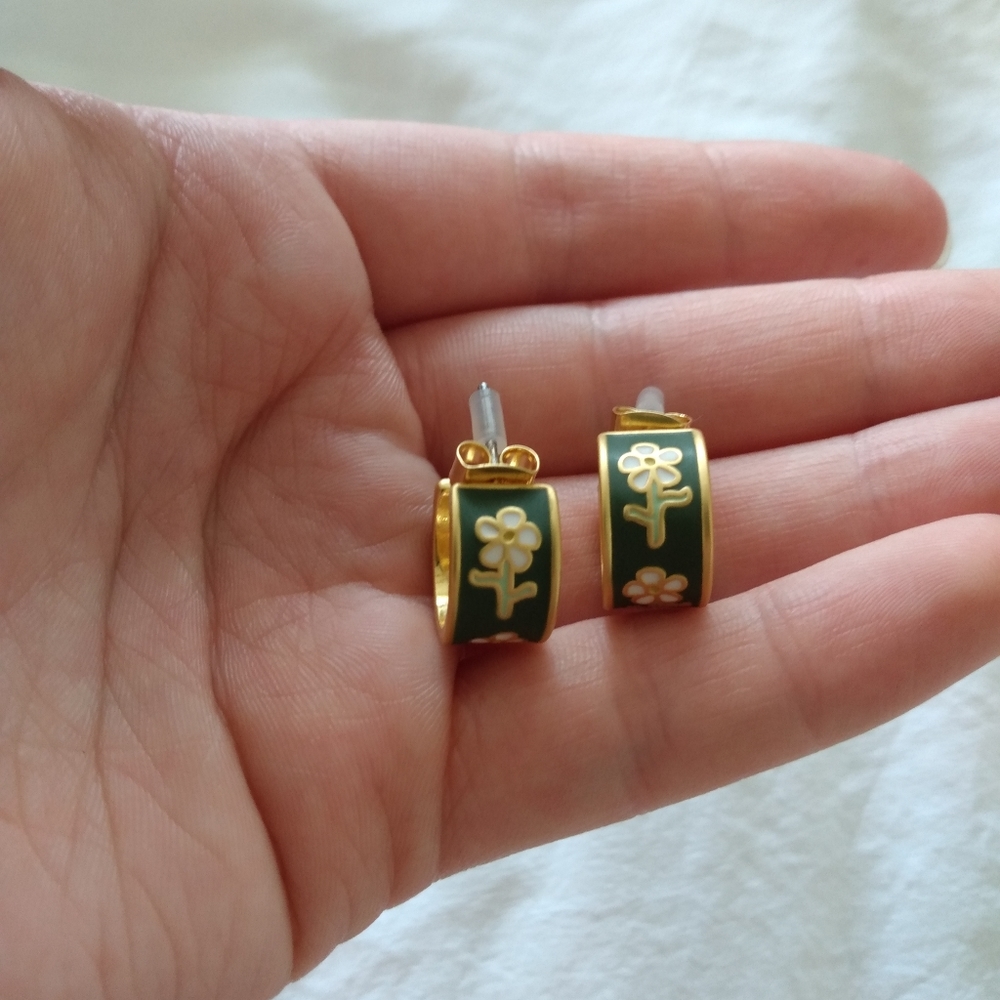 Madewell Wild Daisy Enamel Huggie Hoop Earrings 🤍💚